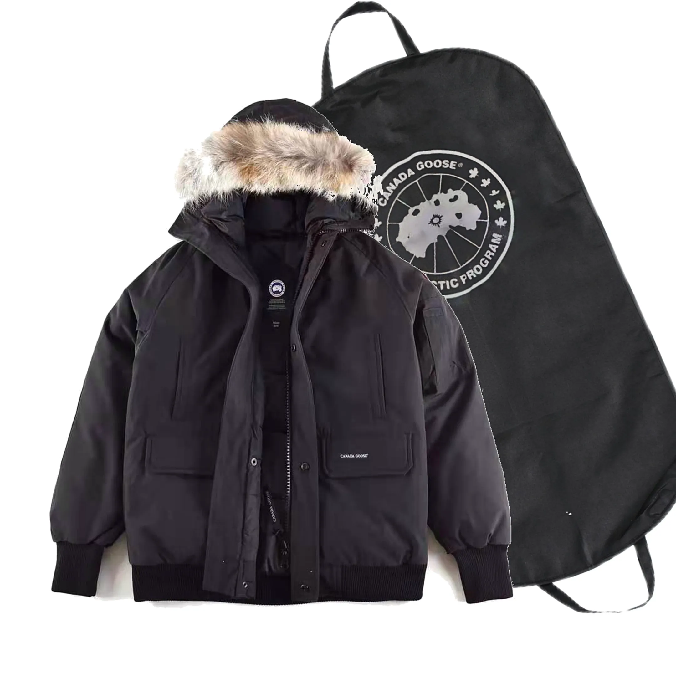 P780 with dust bag) Canada Goose Canada Goose #Chilliwack 7999M bomber jacket short down jacket ➖ Genuine synchronous anti-counterfeiting chip sensor! ➖ Imported 21-count polyester-cotton blended original fabric [last year’s 16-count/18-count hard fabrics have been completely eliminated, this year all use 21-count genuine synchronous fabrics, the soft mid-strap feels delicate and textured], genuine synchronous Feather-Light 10D waterproof coating fabric, made of 84.5 polyester fiber and 15.5 cotton, 100% the best feel in the entire network! ➖ The genuine official website is synchronized with the national standard 80 white duck down, you can check the official website customer service, there will never be a series of misleading claims such as 90 down or goose down! ➖ Using the best nylon lining with double double-layer sealing design, velvet-proof No. 7 needle + grid-filled down ready-made garments, there is 100% no so-called velvet running! ➖ The cuffs are designed with thickened seamless threads, and the collar and pockets are lined with top-quality polar fleece to keep you warm and comfortable! ➖ Yoshida YKK provides original custom-made electroplated sliders. YKK two-way lockable zippers are tight and smooth and will not peel off paint! ➖ 3M composite guarantees that the Velcro is the same as the original, durable, and all accessories and hardware are custom-made! ➖ Imported BEHRINGER embroidery machine to customize the 10,000-needle embroidery logo, 98% of which can be reproduced to restore the original logo. You can check and compare on the official website! 01 models for men and women SIZE: XS S M L XL XXL